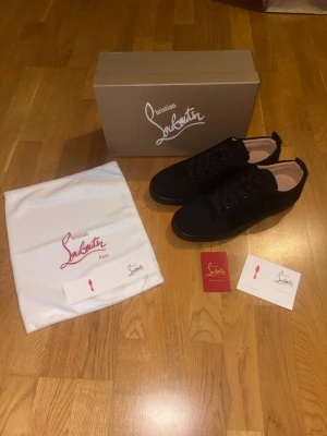 Christian Louboutin - Svarta Loubutins helt oanvända, säljer för att jag ångrat mitt köp. Perfekt inför finare tillfällen och sommaren. Tags med mera tillkommer. Pris kan diskuteras vid snabb affär.