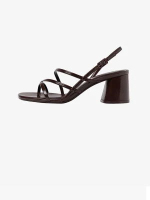 Bruna klackskor  - Bruna klackskor från Stradivarius i storlek 35. Endast använda en gång och i mycket bra skick. Nypris 330kr. Köparen står för frakten. 