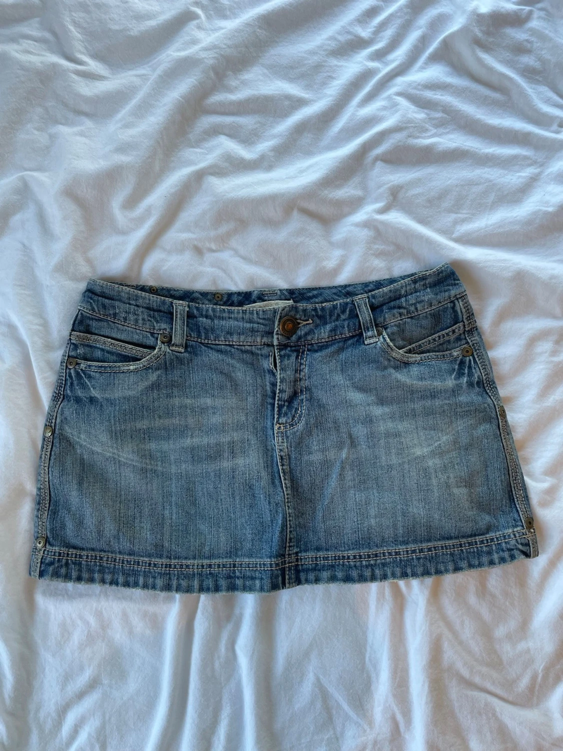 Blå jeanskjol med fickor med detalj