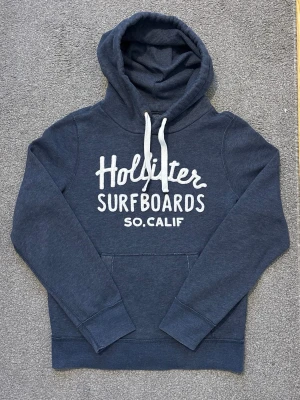 Vintage Hollister Hoodie - Vintage och sällsynt Mörkblå Hoodie från Hollister  | Storlek M |Går ner i pris vid snabbt köp! | Är 175, väger 68kg men denna är lite stor på mig, (passar dig 180-185) | Längd ≈67cm, Bredd armhåla - armhåla ≈55cm |Hör av vid ytterligare frågor!!!