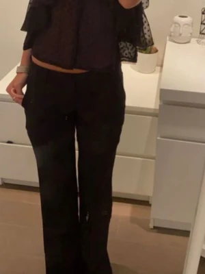 Svarta kostymbyxor från Bik Bok - Säljer ett par svarta kostymbyxor från Bik Bok med låg midja. Byxorna har bälteshällor, sidofickor och stängs med dragkedja och knapp. Perfekta till en snygg topp eller skjorta😍💖 Säljer då jag slarvat bort prislappen och jag redan äger flera par, must have