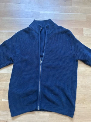 Stickad kofta  - Säljer denna stilrena stickade kofta då den är lite för stor för mig. Storlek S, passar S/M. 