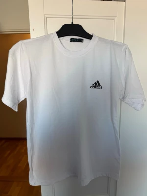 Adidas t shirt - Addidas t shirt, Perfect till sommaren