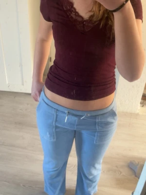 Juicy Couture byxor - Säljer mina juicy byxor då dom är för korta för mig (Jag är 165)🤍🩵Kolla in min profil för fler fina och trendiga plagg!