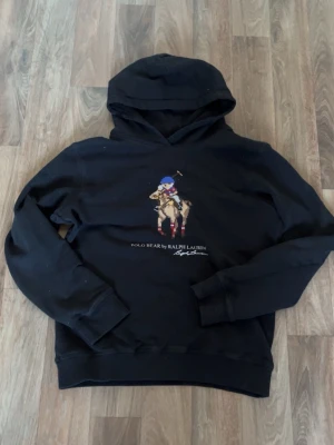 Ralph Lauren hoodie - En go raffe hoodie, storlek S 