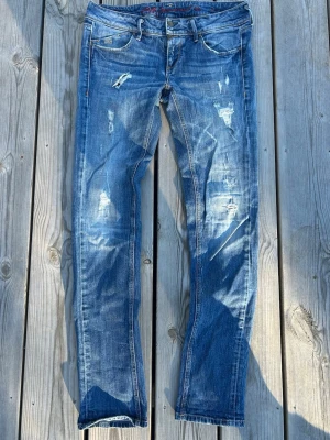 Jeans med slitning - Säljer dessa jeans med slitning från Staff jeans & co. Tveka inte på att kontakta mig vid minsta funderingar.