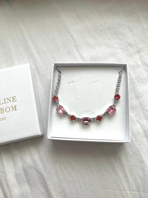 Halsband Caroline Svedbom  - Ett superfint halsband från Caroline Svedbom. Helt oanvänt och passar till bröllop, förlovning eller bal💕  Har matchande armband i min profil 💕