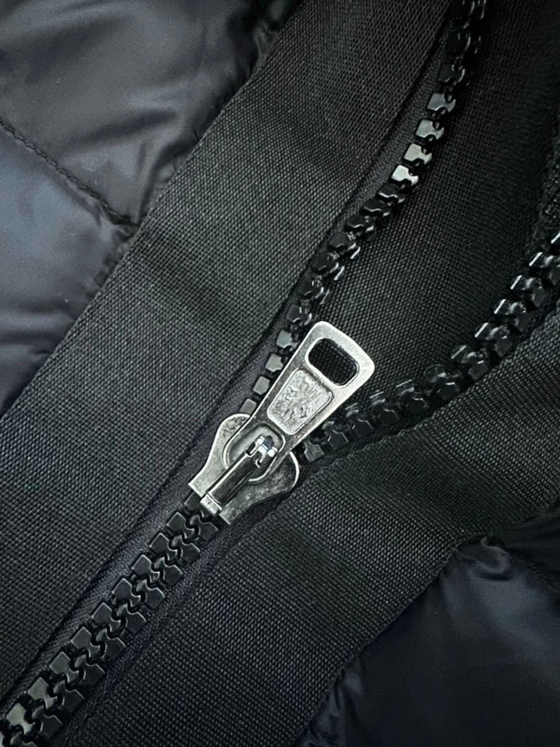 Svart dunjacka med huva från Moncler - 4