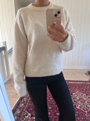 Stickad tröja från Zara - Ljus ljus rosa. Tröjan är menad att se lite ”nopprig” ut.