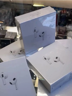 Apple AirPods Pro vita hörlurar - Säljer Apple AirPods Pro, trådlösa vita hörlurar med stilren design och smarta funktioner. Hörlurarna har en kompakt form och levereras i originalförpackning. Perfekt för dig som vill ha grym ljudkvalitet och enkel anslutning till din iPhone.