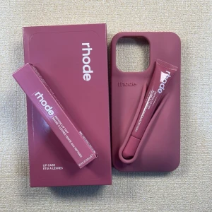 rhode skal + liptint - Skal+Liptint+box följer med! passar iphone 13/14/15. helt nytt oanvänt! Salty tan