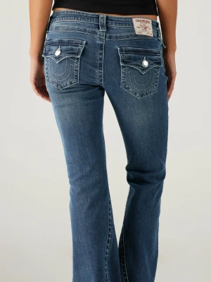 Blåa true religion joey låg midjade jeans - Säljer mina true religion för de kommer ej till andvändning mer, de har lite slitningar längst nere men anars är inget fel på de. Kom privat för fler egna bilder🫰🏻