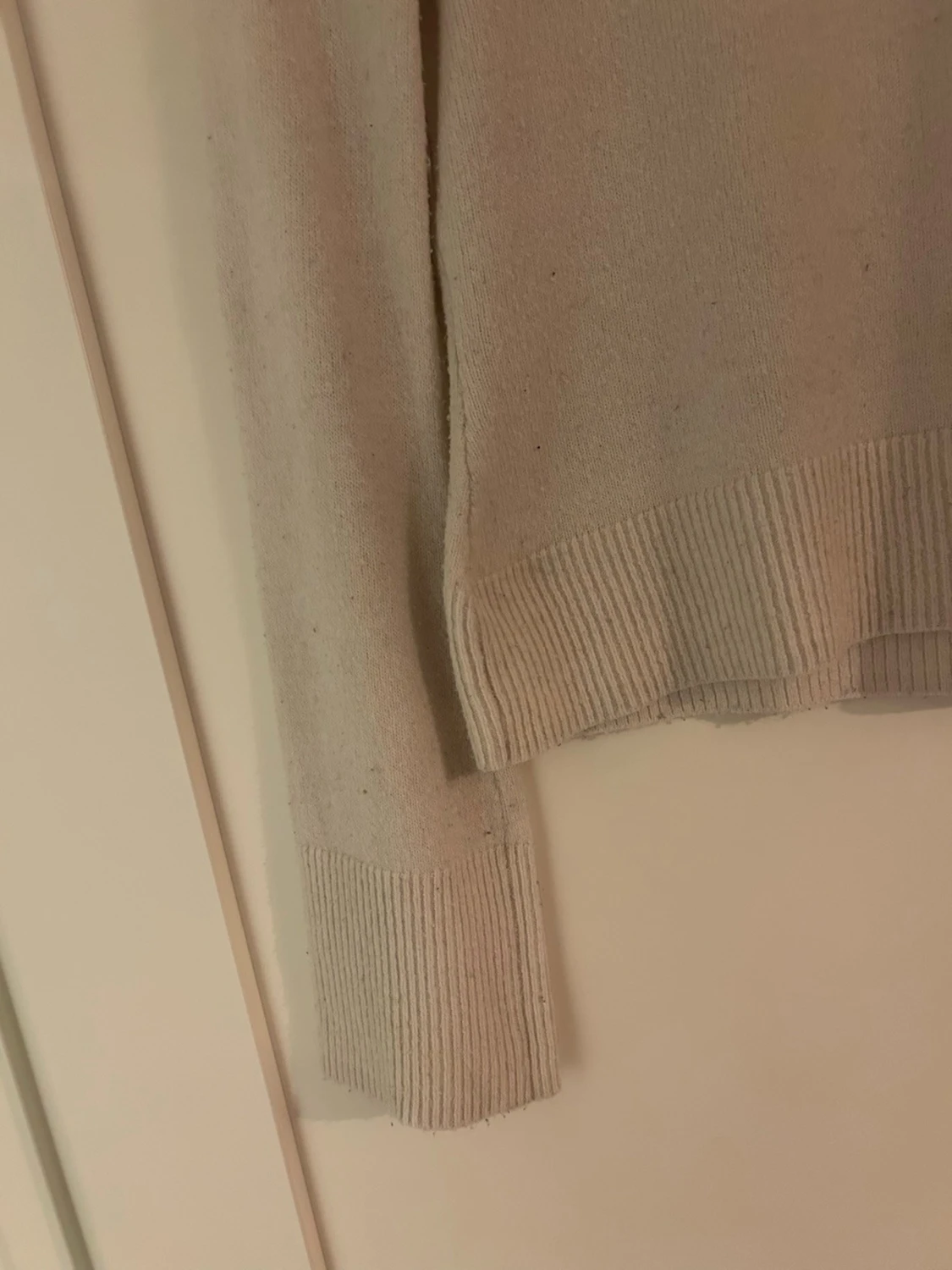 Beige stickad tröja med ribbade detaljer - 1