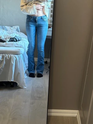 Lågmidjade jeans - Säljer dessa Lågmidjade jeans från Zara i storlek 34. Dom har tecken på användning och har slitits lite där bak, se bild längst bak.