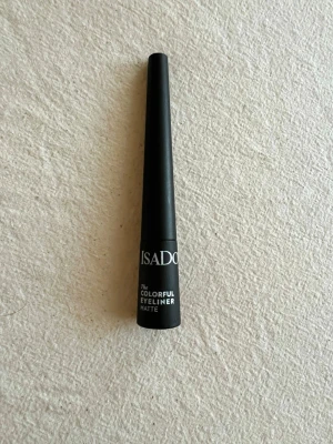 Isadora Colorful Eyeliner Matte Black  - Snygg svart flytande eyeliner från Isadora med matt finish. Helt ny och endast testad på handen.