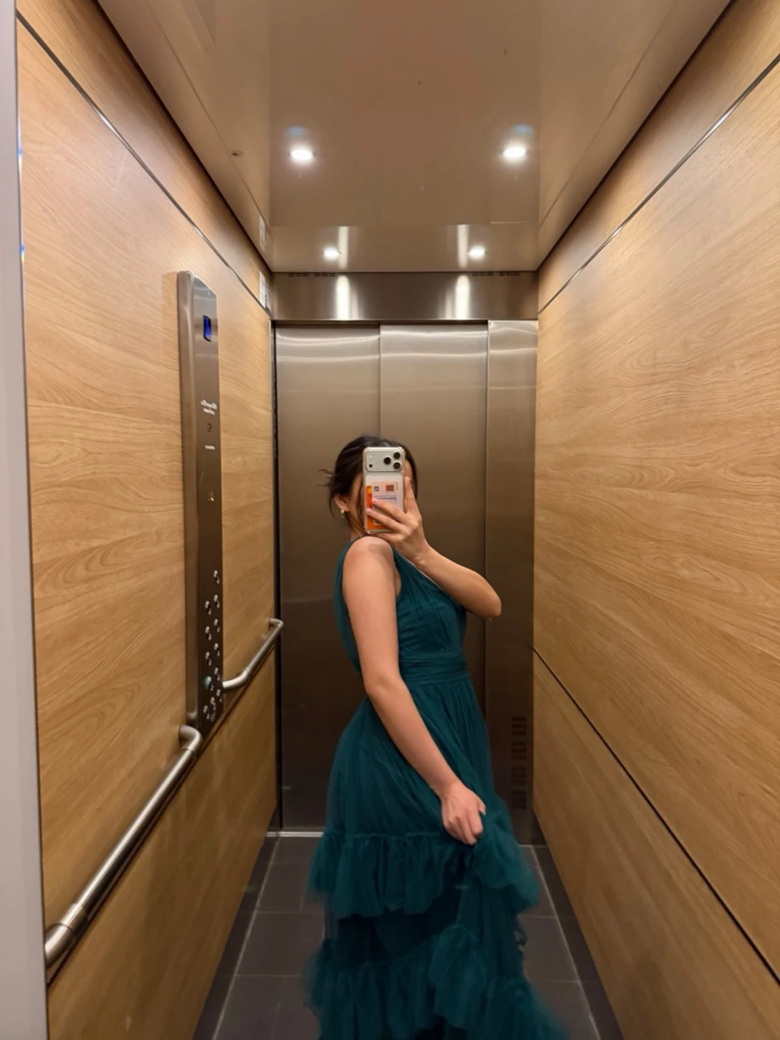 Grön långklänning med volanger - 3