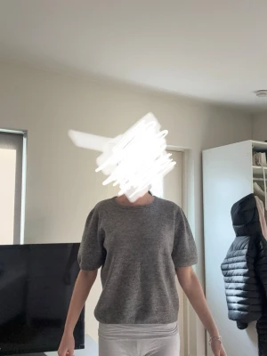 Kortärmad grå stickad tröja  - Jätte fin grå kortärmad stickad tröja. Väldigt bekväm och mjuk mot huden. Passar dig perfekt som vill va me i modet!