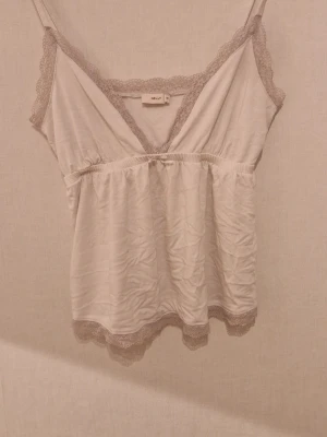 Vit topp från Nelly - Skön vit topp från Nelly. Den är jätteskön men passar tyvärr inte mig. Perfekt till sommaren