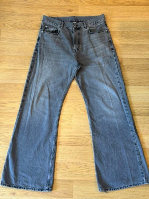 Bootcut sweet sktbs  - Säljer ett par gråa jeans från sweet sktbs med bootcut passform och klassisk femficksdesign. Jeansen har hög midja och breda ben. Skriv gärna om du har frågor!!