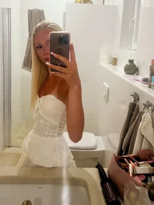 Vit axelbandslös sommarklänning - köptes utomlands i somras och är onesize men säger skulle passar xs-m