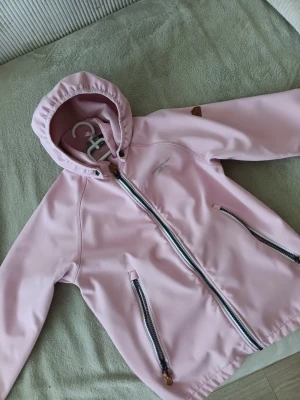 Swedemount jacka - Säljer nu min superfina rosa jacka från Swedemount (modellen heter Layer 3).🩷 Jackan skyddar bra mot vind och lättare regn, samtidigt som den har ett mjukt och skönt fleecefoder på insidan . Märke: Swedemount Skick: Använd en del men i fint skick! Inget slitage och den rosa färgen är fortfarande precis lika klar och fin som när den var ny. Jackan har även en avtagbar huva och praktiska fickor. Perfekt för våren och hösten. Storlek 160, pris: 150 kr.💰🥰