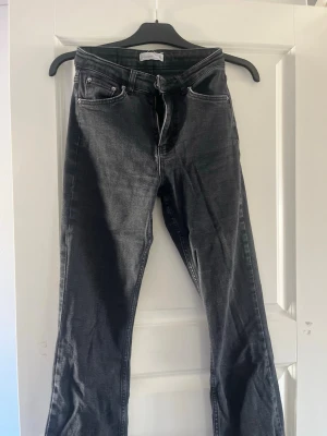 Svarta bootcut jeans med vita sömmar - Säljer mina svart grå jeans från Gina tricot då dom inte längre passar mig🙌