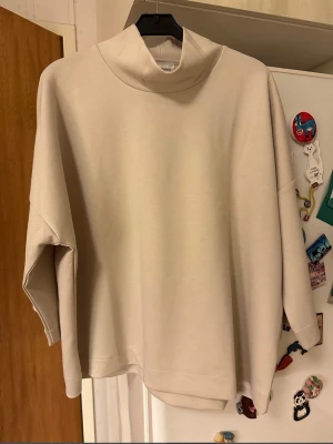 Beige stickad tröja med krage  - Säljer en beige tröja med krage från Carin Wester. Nytt skick 💕XS/S