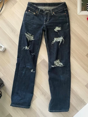 Mörka jeans med hål - Weekday arrow low lågmidjade straight jeans, sitter bra på 157-163 (jag är 161), strl w24 l30. Skriv för frågor eller funderingar, lägg gärna prisförslag! 💞