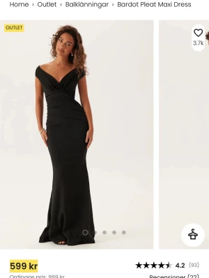 Svart balklänning - Jätte fin svart långklänning från bubbleroom med v-ringad omlott-design och offshoulder-ärmar. Klänningen har figurnära passning och draperade detaljer som framhäver siluetten. Perfekt för dig som vill ha en stilren och tidlös look. Använd en gång. Passar perfekt till bal!!    S