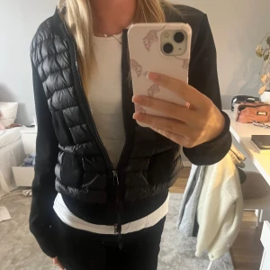Moncler cardigan - Intressekoll på en så fin Moncler cardigan. Aldrig använd så super bra skick. Jag står sjävklart för att den är 100% äkta. Har äkthetsbevis i form av kvitto samt prislapp och den har fungerande scan. Nypris cirka 9500kr.