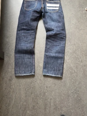 Blå selvedge jeans från Momotaro - W28 nypris runt 4k