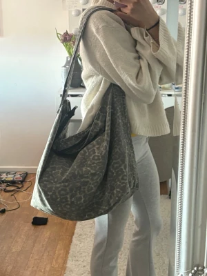 Grå shoppingväska med leopardmönster - Bra skick 