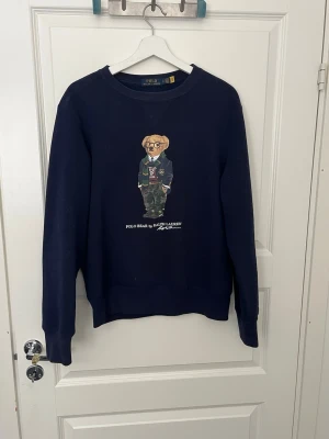 Ralph lauren tröja - Säljer nu denna feta Ralph lauren sweatshirt🙌 den är i storlek S och är i bra skick✅inga defekter! Tveka inte på att skriva vid minsta fråga🤩