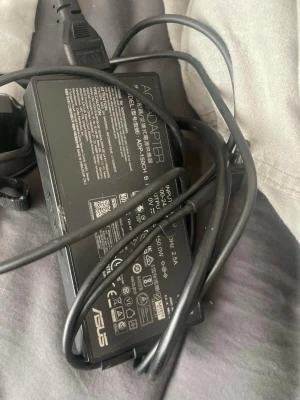 ASUS TUF Gaming laptop med laddare - Säljer en ASUS TUF Gaming laptop med svart robust design och bakgrundsbelyst tangentbord i neon-gult. Skärmen är stor och perfekt för gaming. Laddare medföljer. Perfekt för dig som vill ha en kraftfull dator för spel och vardag. TA KONTAKT SÅ LÖSER VI KÖPET VIA SMS!