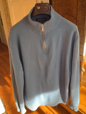 Loro Piana Kashmir Tröja - Loro Piana half zip i 100% kashmir. Fantastisk blå färg som är perfekt för sommaren. Funkar alla årstider. Otroligt mjuk såklart. Kostar typ 15000kr från butik. Storlek 50 men passar mer som en 46/48~. S/M lite mer mot S. Hör av dig vid frågor. 