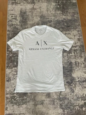 Armani Exchange - Säljer denna Vita Armani Exchange t shirt, Helt ny aldrig använts och mycket fin. Priset kan diskuteras. 