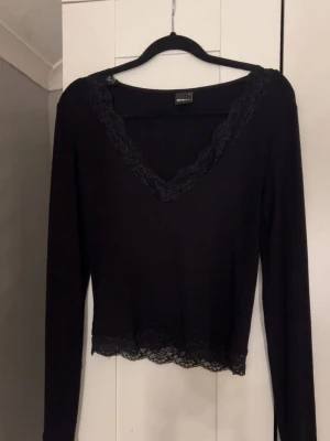 Spets tröja - Svart tröja med spetsdetaljer från Gina, nyskick💕