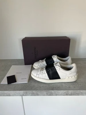 Valentino open - Valentino Open i storlek 41 passar 42 skick 8/10 mycket fina, orginal box, kvitto och tags från farfetch och valentino kort medföljer vid köp, be om bilder för kvitto, hör av er vid eventuella funderingar 