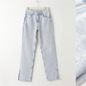 Ljusblå jeans med slit - Ljusblåa fina jeans från gina med slit, kommer aldrig till användning. Kan gå ner i pris💕