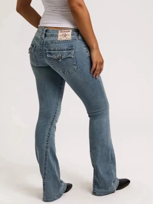 Lågmidjade flare jeans från true True Religion - Jätte snygga ljusblå flare jeans!! Använda fåtal gånger, det är inga fläckar eller slitningar. Säljer då dem är för stora🥰🥰 Våga skicka prisförslag!!