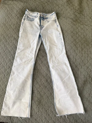 flare jeans - H&M flare mid waist jeans . Knappt använda. Storlek 38