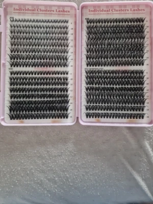 Kit med individuella klusterfransar - Säljer ett kit med svarta individuella klusterfransar i olika längder, perfekt för att skapa volym och längd. Medföljer rosa applikator, Bond & Seal-lim samt remover. Fransarna är av syntetmaterial och kommer i en slags "bok" med flera storlekar. Jag har köpt två stycken, den du ser på bilden är öppnad, den behåller jag, du får en exakt likadan som är helt oöppnad och ligger kvar i paketet. Priset kan diskuteras