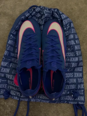 Nike fotbollsskor  - Nike mercurial 16 elite använda två gånger konstgräs dobbar . Då dom är använda fåtal gånger så är dom i väldigt bra skick !