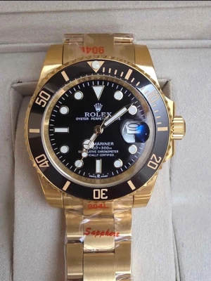 Herrklocka  - Helt ny och oanvänd klocka med automatisk rörelse. Klockan har korrekt vikt och är tillverkad i samma högkvalitativa stål. Tveka inte att höra av er vid frågor eller om ni önskar fler bilder. Endast klockan ingår i priset. Om ni är intresserade av box eller box tillsammans med certifikat, vänligen kontakta oss så kan vi diskutera ett pris.