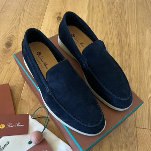Loro Piana loafers  - Säljer mina sprillans nya Loro Piana loafers i storlek 44. Dom är i färgen marinblå. Väldigt stilrena summer-walks perfekt nu till sommaren. Priset är inte hugget i sten. Kom DM vid intresse eller funderingar.