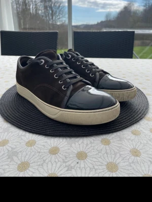 Lanvins - Tjenare säljer nu dessa riktigt feta skor från Lanvin, skulle säga att de är i väldigt bra skick inga så stora defekter bara en lite på höger skosula men inget märkvärdigt. Skriv vid intresse.  Priset är ej huget i sten. MVH Emil.    skickar även med ett armband