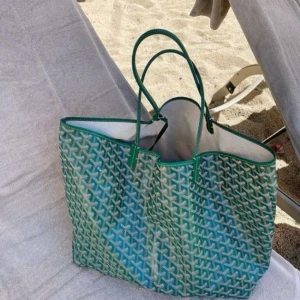 Grön goyardliknande väska  - Säljer denna goyardliknande väska. Inga tecken på användning 🙏🏼 Den mindre modellen. Skriv för fler specifika bilder! 💘😘 Pris kan diskuteras! 