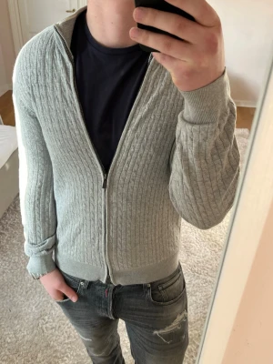 Massimo Dutti fullzip  - Massimo Dutti | skick 9/10 | Storlek M | Pris - 449kr | Modellen är ca 180cm lång | Hör av dig vid minsta fråga eller fundering!!