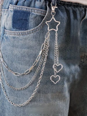 Byxkedja hjärtan - Byxkedja hjärtan. Tre kedjor och två hjärthängen. Innekedja40 cm. Mellankedja 46 cm. Ytterkedja 54 cm. Hjärthängen 1,9 cm bred. Hög 1,8 cm