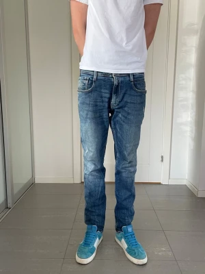 Replay Anbass Jeans - Säljer nu dessa Replay Anbass Jeans, W32 o L30, skriv för fler bilder/frågor🙌🏼